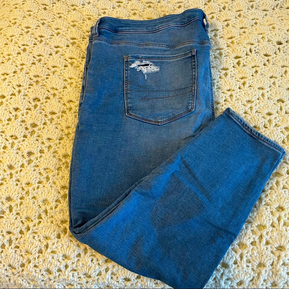 AMERICAN EAGLE | Women’s Medium-Wash Distressed Patched Jegging